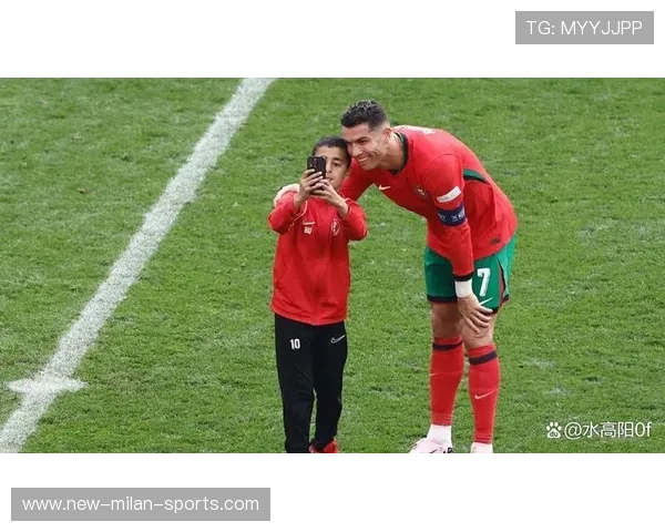 C罗带儿子参加训练营，父子合影上热搜